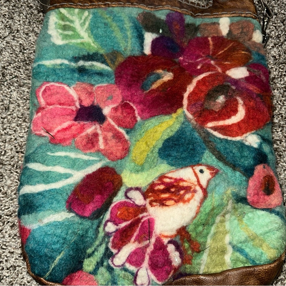 Urban Gypsy Floral Felt Crossbody Purse with Bird Motif - Picture 5 of 10